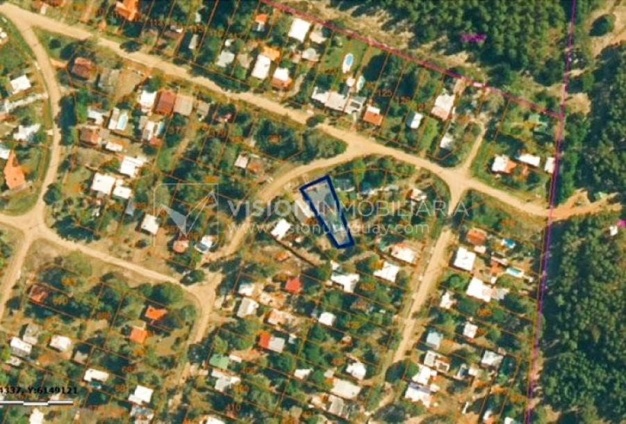 Venta de Casa en Santa Lucia del Este: 2 Dorm. y Baño, más Apto. 1 Dorm. y Baño. Estufa a Leña, Parrillero, Jardín, Fondo, Cochera Porsche, Cerco. 554 m2 de Terreno, 125 m2 construidos. a 150 mts de la Rambla. Se vende Totalmente Amueblada y Equipada-48