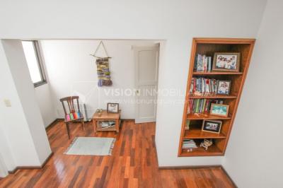 Casa inmaculada, reciclaje gran nivel, diseño y confort, Padrón Único, Punta Carretas; 3 dorm y 3 baños, barbacoa cerrada y terraza al frente, patio interior, 202 m2 construidos. A 20 mts. de Rambla, vista lateral al mar.