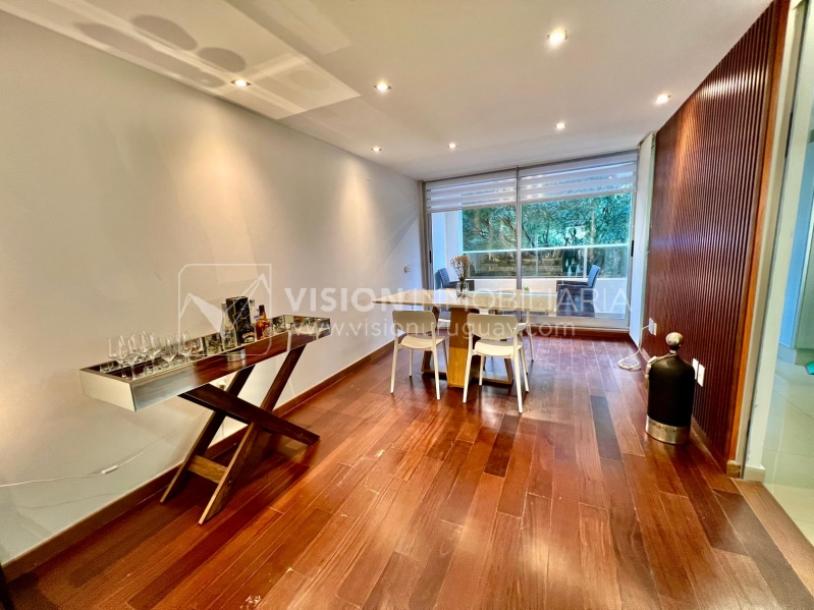 Apartamento en Venta en Pocitos / Punta Carretas.  Bajó de Precio!!  2 Dormitorios, uno en Suite con Vestidor.  2 Baños, Balcón, terminaciones Premium.  Se vende Amueblado. Tiene cómodo Garaje para 1 auto.  Piso 4 al frente.  Amenities: Barbacoa y Gy-2