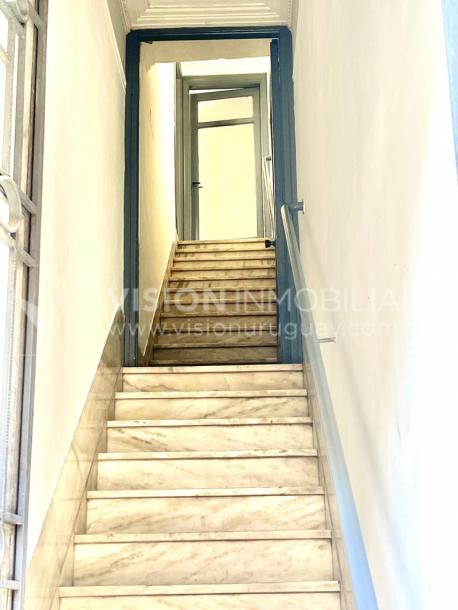 Apartamento Duplex en Venta ideal Renta. Al frente, 4 Dormitorios y 2 Baños, La Unión sobre Av. 8 de Octubre, Piso 1 por escalera, reciclado, impecable para entrar ya. 204 m2 totales 111 m2 interiores + 93 m2 Terrazas. Parrillero.-7