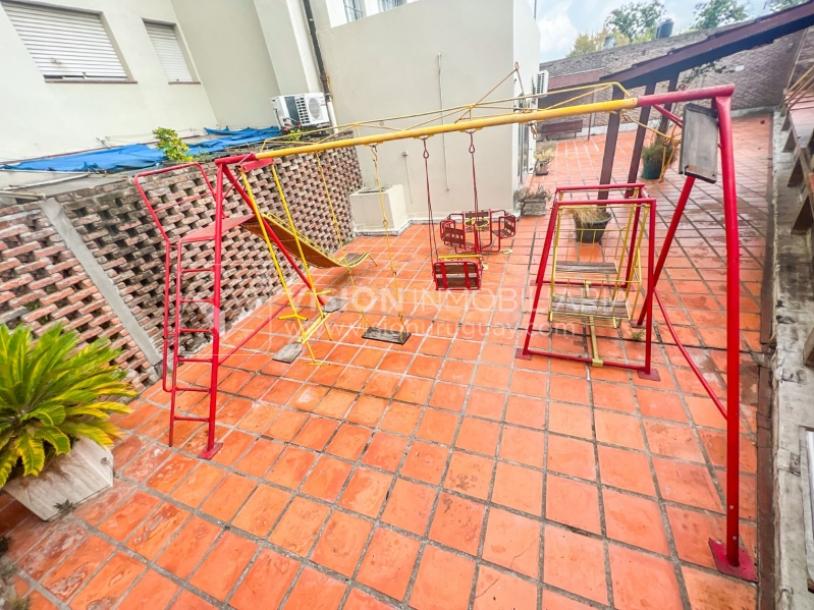 Apartamento con Renta en Venta al frente 2 Dormitorios 2 Baños, La Blanqueada, Av. 8 de Octubre, en Piso 3. Semiequipado. Amenities: 3 Parrilleros, gran Patio Juegos para Niños. Portería y Vigilancia-70