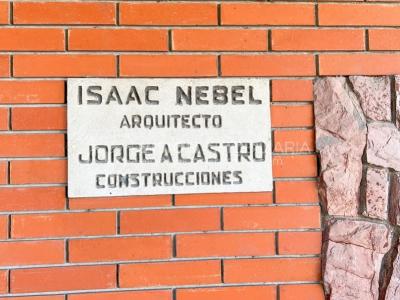 Casa en Venta de 3 Dormitorios, 2 Baños, Garaje, Jardín y Patio. 130 m2 construidos en Propiedad Horizontal -padrón de 290 m2-, en Malvín Sur a 50 mts. de Plaza Italia. U$ 220.000