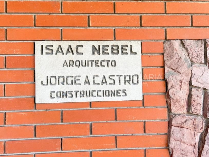 Casa en Venta de 3 Dormitorios, 2 Baños, Garaje, Jardín y Patio. 130 m2 construidos en Propiedad Horizontal -padrón de 290 m2-, en Malvín Sur a 50 mts. de Plaza Italia. U$ 220.000-24