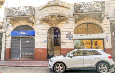 Venta de Palacete: Mansión señorial de 1913 de 690 m2 interiores y 224 de terrazas; 4 plantas, una reciclada inmaculada de gran nivel, completamente Amueblada. Ciudad Vieja. Inversión: U$ 400.000 dólares