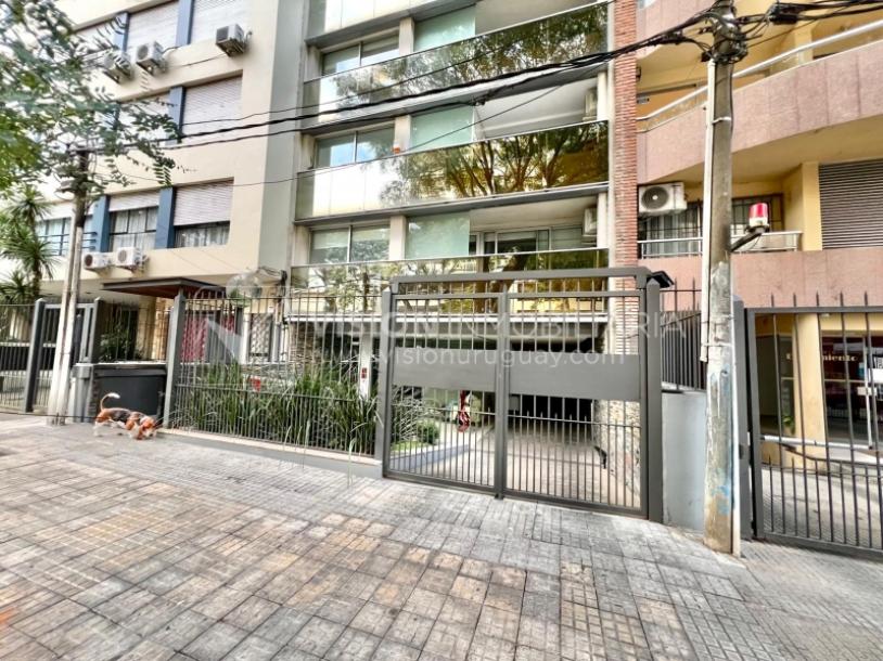 Apartamento en Venta en Pocitos / Punta Carretas.  Bajó de Precio!!  2 Dormitorios, uno en Suite con Vestidor.  2 Baños, Balcón, terminaciones Premium.  Se vende Amueblado. Tiene cómodo Garaje para 1 auto.  Piso 4 al frente.  Amenities: Barbacoa y Gy-61