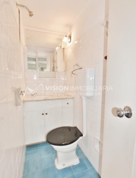 Acogedor apartamento en Pocitos, 3 dormitorios y 2 baños, cocina definida, todo al frente.-40