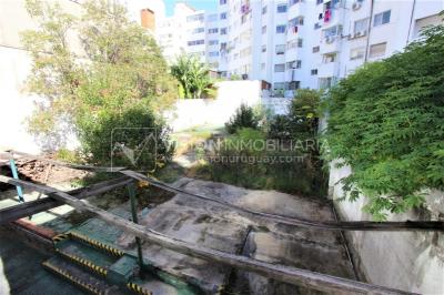 Padrón único de 641m2 en Pocitos con Casa de 13 ambientes, 302m2 construidos.