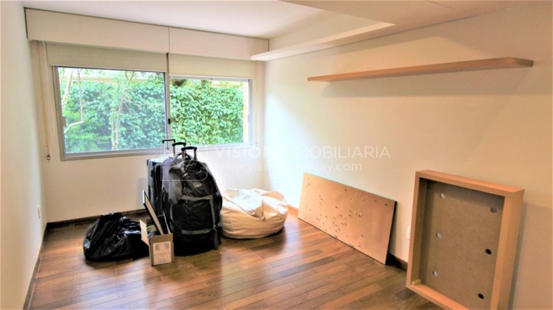 Alquile U$S 3.900 /mes - Distinguido Apartamento en Carrasco de 234 m2, 4 Dormitorios más Servicio, 2 Garajes.-20