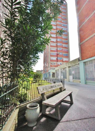 Apartamento con Renta al frente sobre Av. 8 de Octubre casi Propios, en 5to Piso, 3 dormitorios y 1 baño, impecable