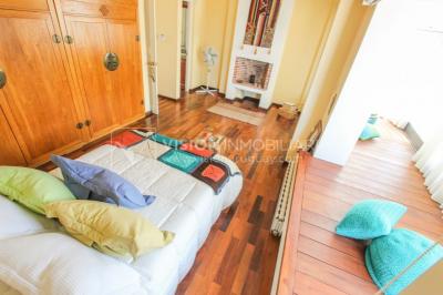 Casa inmaculada, reciclaje gran nivel, diseño y confort, Padrón Único, Punta Carretas; 3 dorm y 3 baños, barbacoa cerrada y terraza al frente, patio interior, 202 m2 construidos. A 20 mts. de Rambla, vista lateral al mar.