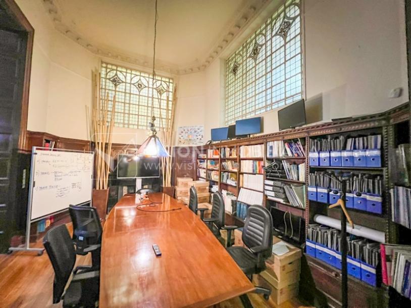 Oportunidad de Inversión: Venta de Mansión de 1905 de prestancia Señorial. Son 676 m2 en 2 plantas. Inmaculada, gran nivel. Amueblada. Ciudad Vieja. Terreno de 393 m2. Fachada de 10,5 mts. por calle Misiones. Protección Patrimonial grado 3 - U$ 507.1-28