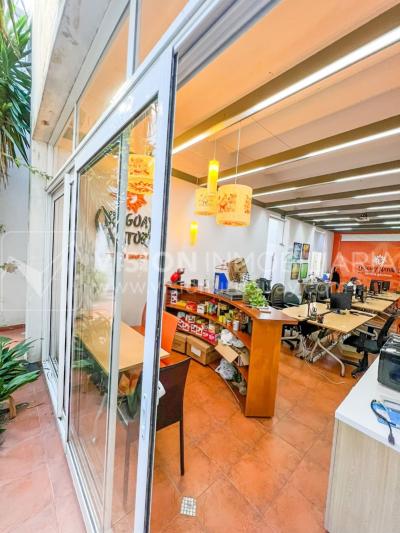 Oportunidad de Inversión: Venta de Mansión de 1905 de prestancia Señorial. Son 676 m2 en 2 plantas. Inmaculada, gran nivel. Amueblada. Ciudad Vieja. Terreno de 393 m2. Fachada de 10,5 mts. por calle Misiones. Protección Patrimonial grado 3 - U$ 507.1