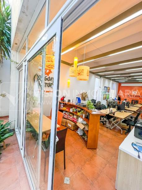 Oportunidad de Inversión: Venta de Mansión de 1905 de prestancia Señorial. Son 676 m2 en 2 plantas. Inmaculada, gran nivel. Amueblada. Ciudad Vieja. Terreno de 393 m2. Fachada de 10,5 mts. por calle Misiones. Protección Patrimonial grado 3 - U$ 507.1-82