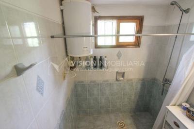 Casa moderna 2 dorm, 2 baños, 409 m2 terreno y 157m2 construidos, Fortin de Santa Rosa, con buen fondo y barbacoa, Garaje.
