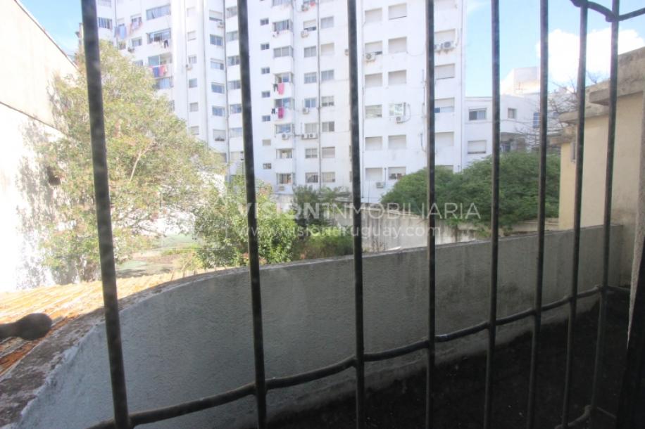 Padrón único de 641m2 en Pocitos con Casa de 13 ambientes, 302m2 construidos.-61