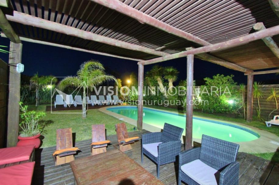 Espectacular Casa en Punta del Diablo a pasos del mar; piscina climatizada, barbacoa, chillout.-106