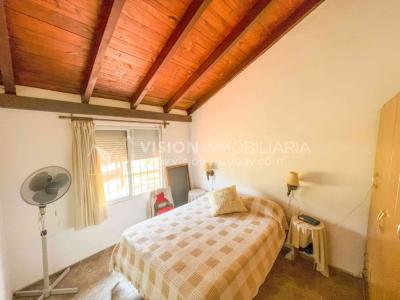 Venta de Casa en Santa Lucia del Este: 2 Dorm. y Baño, más Apto. 1 Dorm. y Baño. Estufa a Leña, Parrillero, Jardín, Fondo, Cochera Porsche, Cerco. 554 m2 de Terreno, 125 m2 construidos. a 150 mts de la Rambla. Se vende Totalmente Amueblada y Equipada
