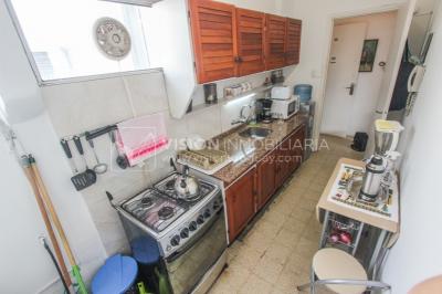 Apartamento en Pocitos, 2 dormitorios y 1 baño, Al Frente, 400 mts de Rambla, con Estufa a Leña y con Balcón - U$ 175.000