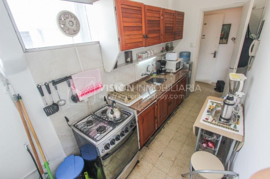 Apartamento en Pocitos, 2 dormitorios y 1 baño, Al Frente, 400 mts de Rambla, con Estufa a Leña y con Balcón - U$ 175.000-13