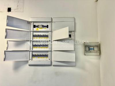 Oportunidad Alquiler de Local Comercial en la Esquina de Av Gral Rivera y Mario Cassinoni casi Bvar Artigas. $100.000 pesos mensuales, sin GC. Son 95 m2, Planta Baja.