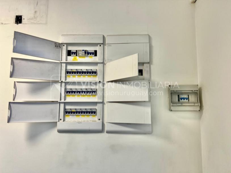 Oportunidad Alquiler de Local Comercial en la Esquina de Av Gral Rivera y Mario Cassinoni casi Bvar Artigas. $100.000 pesos mensuales, sin GC. Son 95 m2, Planta Baja.-24