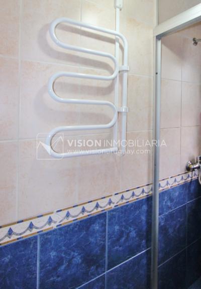 Apartamento con Renta al frente sobre Av. 8 de Octubre casi Propios, en 5to Piso, 3 dormitorios y 1 baño, impecable