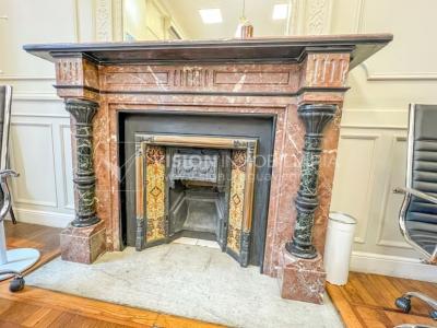 Oportunidad de Inversión: Venta de Mansión de 1905 de prestancia Señorial. Son 676 m2 en 2 plantas. Inmaculada, gran nivel. Amueblada. Ciudad Vieja. Terreno de 393 m2. Fachada de 10,5 mts. por calle Misiones. Protección Patrimonial grado 3 - U$ 507.1