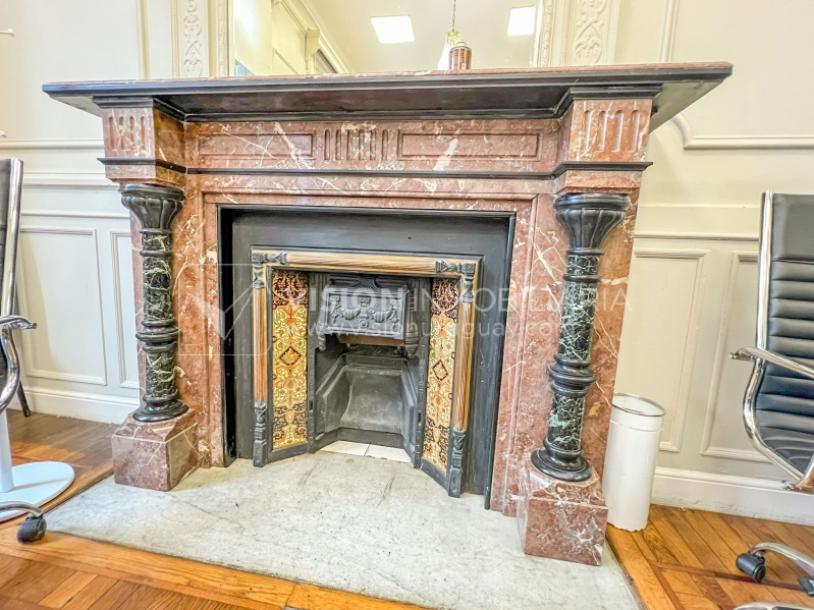 Oportunidad de Inversión: Venta de Mansión de 1905 de prestancia Señorial. Son 676 m2 en 2 plantas. Inmaculada, gran nivel. Amueblada. Ciudad Vieja. Terreno de 393 m2. Fachada de 10,5 mts. por calle Misiones. Protección Patrimonial grado 3 - U$ 507.1-15