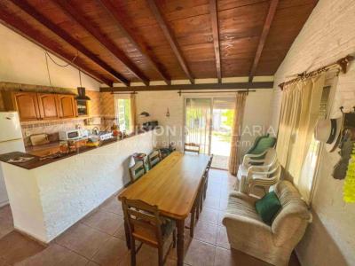 Venta de Casa en Santa Lucia del Este: 2 Dorm. y Baño, más Apto. 1 Dorm. y Baño. Estufa a Leña, Parrillero, Jardín, Fondo, Cochera Porsche, Cerco. 554 m2 de Terreno, 125 m2 construidos. a 150 mts de la Rambla. Se vende Totalmente Amueblada y Equipada
