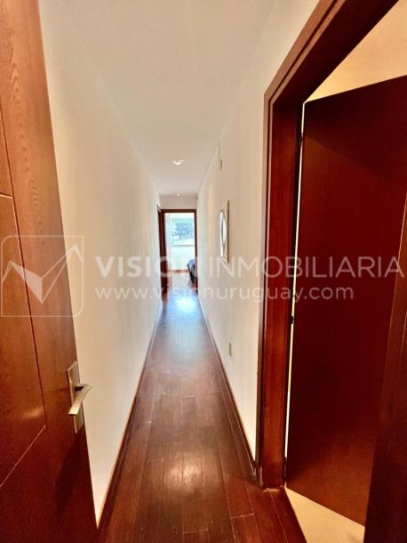Apartamento en Venta en Pocitos / Punta Carretas.  Bajó de Precio!!  2 Dormitorios, uno en Suite con Vestidor.  2 Baños, Balcón, terminaciones Premium.  Se vende Amueblado. Tiene cómodo Garaje para 1 auto.  Piso 4 al frente.  Amenities: Barbacoa y Gy-26
