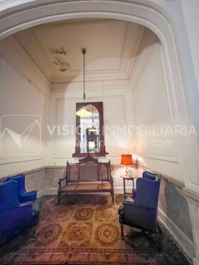 Venta de Palacete: Mansión señorial de 1913 de 690 m2 interiores y 224 de terrazas; 4 plantas, una reciclada inmaculada de gran nivel, completamente Amueblada. Ciudad Vieja. Inversión: U$ 400.000 dólares