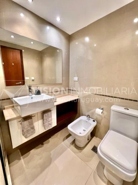 Apartamento en Venta en Pocitos / Punta Carretas.  Bajó de Precio!!  2 Dormitorios, uno en Suite con Vestidor.  2 Baños, Balcón, terminaciones Premium.  Se vende Amueblado. Tiene cómodo Garaje para 1 auto.  Piso 4 al frente.  Amenities: Barbacoa y Gy-30
