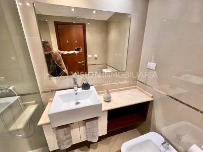 Apartamento en Venta en Pocitos / Punta Carretas.  Bajó de Precio!!  2 Dormitorios, uno en Suite con Vestidor.  2 Baños, Balcón, terminaciones Premium.  Se vende Amueblado. Tiene cómodo Garaje para 1 auto.  Piso 4 al frente.  Amenities: Barbacoa y Gy
