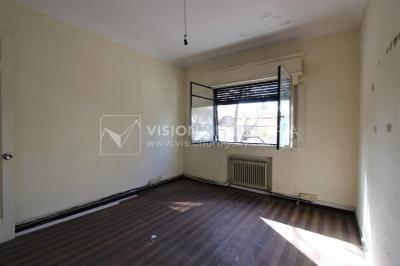 Padrón único de 641m2 en Pocitos con Casa de 13 ambientes, 302m2 construidos.