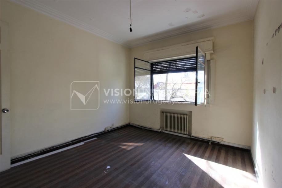 Padrón único de 641m2 en Pocitos con Casa de 13 ambientes, 302m2 construidos.-40