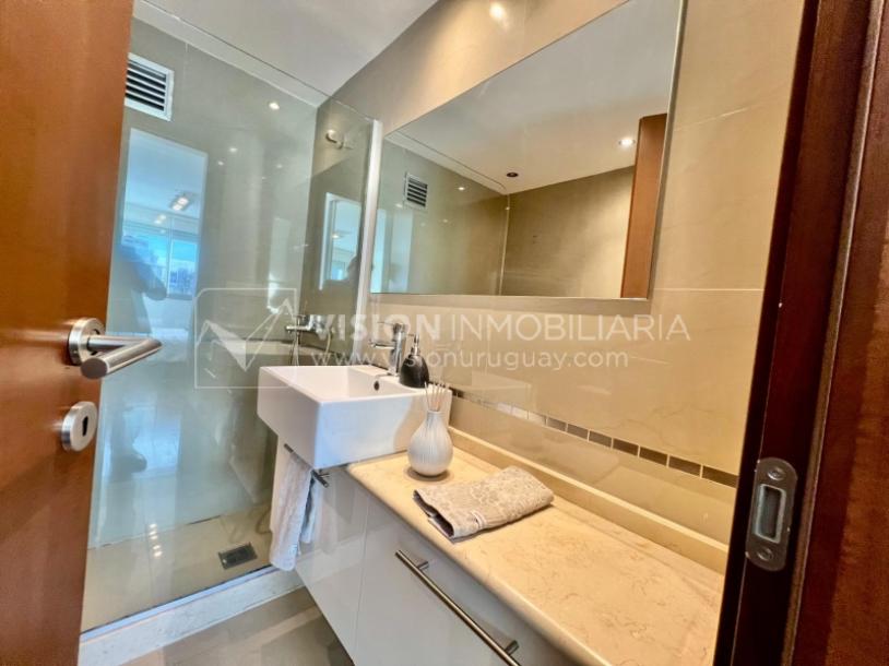 Apartamento en Venta en Pocitos / Punta Carretas.  Bajó de Precio!!  2 Dormitorios, uno en Suite con Vestidor.  2 Baños, Balcón, terminaciones Premium.  Se vende Amueblado. Tiene cómodo Garaje para 1 auto.  Piso 4 al frente.  Amenities: Barbacoa y Gy-41