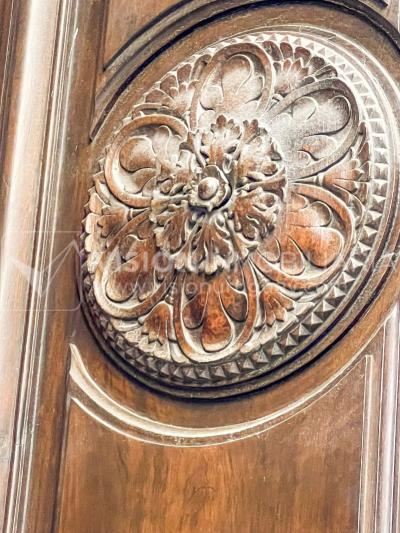 Oportunidad de Inversión: Venta de Mansión de 1905 de prestancia Señorial. Son 676 m2 en 2 plantas. Inmaculada, gran nivel. Amueblada. Ciudad Vieja. Terreno de 393 m2. Fachada de 10,5 mts. por calle Misiones. Protección Patrimonial grado 3 - U$ 507.1