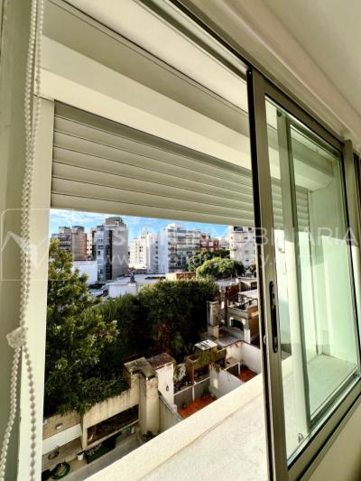 Apartamento en Venta en Pocitos / Punta Carretas.  Bajó de Precio!!  2 Dormitorios, uno en Suite con Vestidor.  2 Baños, Balcón, terminaciones Premium.  Se vende Amueblado. Tiene cómodo Garaje para 1 auto.  Piso 4 al frente.  Amenities: Barbacoa y Gy
