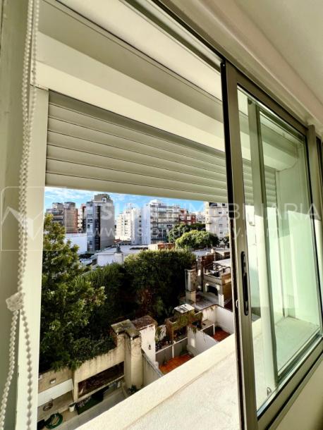 Apartamento en Venta en Pocitos / Punta Carretas.  Bajó de Precio!!  2 Dormitorios, uno en Suite con Vestidor.  2 Baños, Balcón, terminaciones Premium.  Se vende Amueblado. Tiene cómodo Garaje para 1 auto.  Piso 4 al frente.  Amenities: Barbacoa y Gy-49