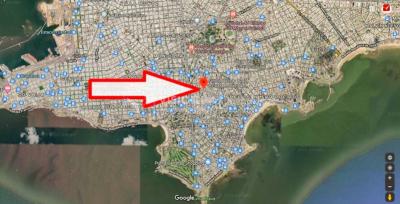 Casa de diseño, Padrón Único, Pocitos; 2 dorm en Suite, enorme salón doble altura, terreno 219 m2 con buen fondo y parrillero, 203 m2 construidos, Garaje.