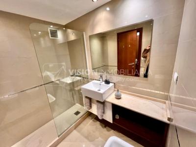 Apartamento en Venta en Pocitos / Punta Carretas.  Bajó de Precio!!  2 Dormitorios, uno en Suite con Vestidor.  2 Baños, Balcón, terminaciones Premium.  Se vende Amueblado. Tiene cómodo Garaje para 1 auto.  Piso 4 al frente.  Amenities: Barbacoa y Gy