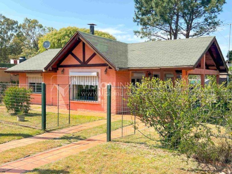 Venta de Casa en Santa Lucia del Este: 2 Dorm. y Baño, más Apto. 1 Dorm. y Baño. Estufa a Leña, Parrillero, Jardín, Fondo, Cochera Porsche, Cerco. 554 m2 de Terreno, 125 m2 construidos. a 150 mts de la Rambla. Se vende Totalmente Amueblada y Equipada-6