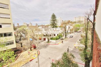 Acogedor apartamento en Pocitos, 3 dormitorios y 2 baños, cocina definida, todo al frente.