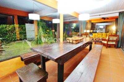 Espectacular Casa en Punta del Diablo a pasos del mar; piscina climatizada, barbacoa, chillout.