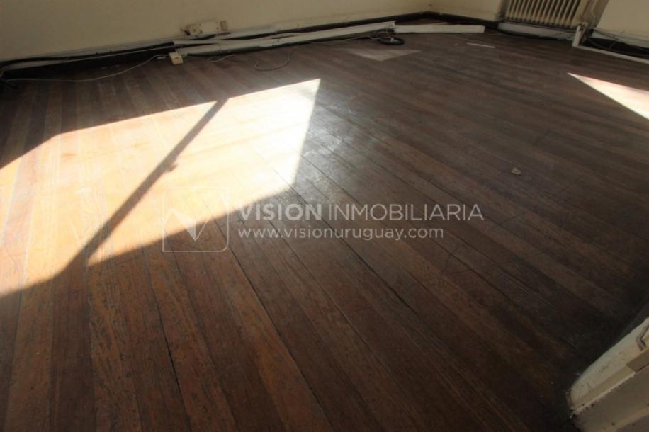 Padrón único de 641m2 en Pocitos con Casa de 13 ambientes, 302m2 construidos.-48