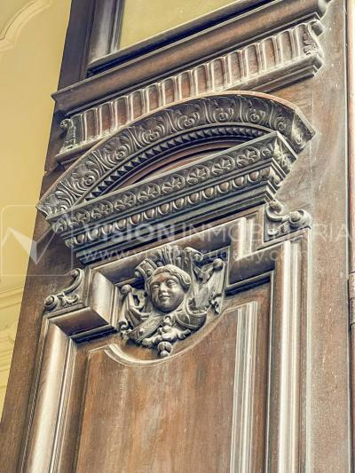 Oportunidad de Inversión: Venta de Mansión de 1905 de prestancia Señorial. Son 676 m2 en 2 plantas. Inmaculada, gran nivel. Amueblada. Ciudad Vieja. Terreno de 393 m2. Fachada de 10,5 mts. por calle Misiones. Protección Patrimonial grado 3 - U$ 507.1