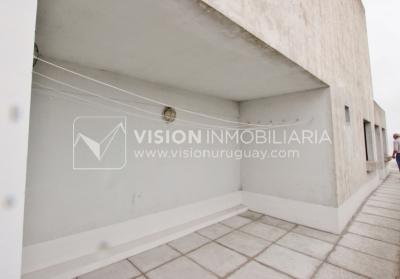 Apartamento-Monoambiente equipado, 25 m2, frente al Punta Carretas Shopping.