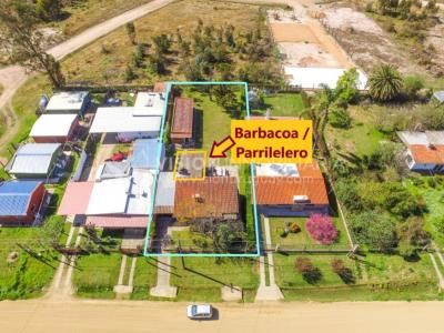Venta conjunta de Dos Casas independientes en un gran terreno de 622 m2, una de 2 Dormitorios y 1 Baño, la otra de 1 Dormitorio y 1 Baño, Parrillero, Garaje. Barrio Español del balneario Atlántida, 8 cuadras al Norte de la Interbalnearia por Ruta 11.