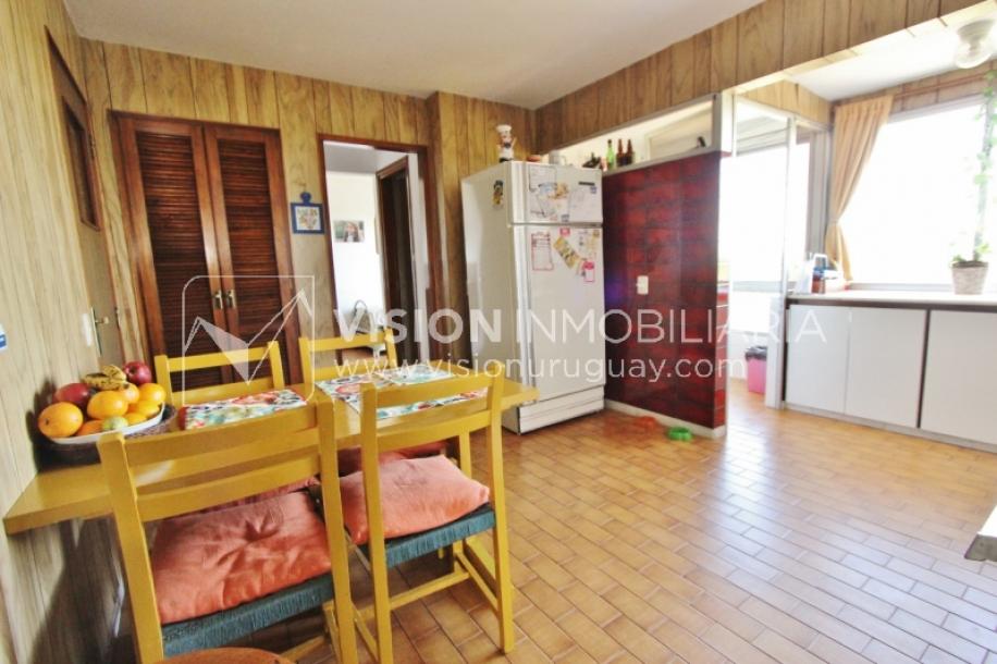 Apartamento en piso alto, 2 dorm. y servicio, muy amplios ambientes 118m2 con amenities y gran confort.-51