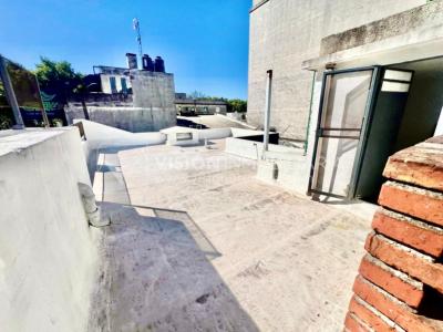 Apartamento Duplex en Venta ideal Renta. Al frente, 4 Dormitorios y 2 Baños, La Unión sobre Av. 8 de Octubre, Piso 1 por escalera, reciclado, impecable para entrar ya. 204 m2 totales 111 m2 interiores + 93 m2 Terrazas. Parrillero.